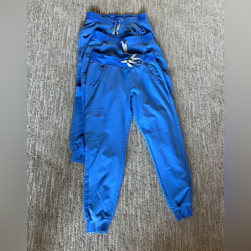 3 pairs of Figs Zamora joggers ceil blue